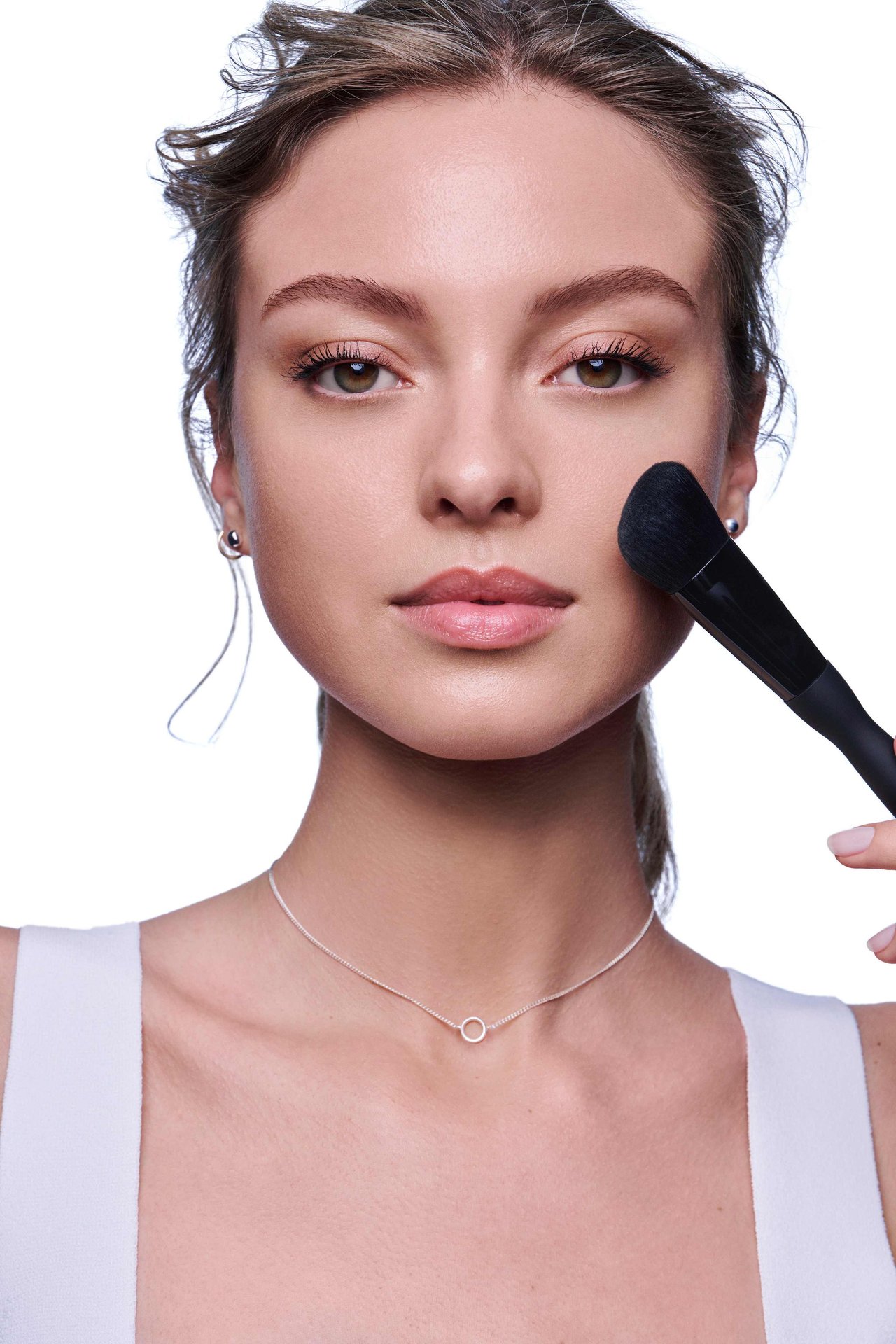 rosacea-applying-foundation-to-skin-prone-to-redness